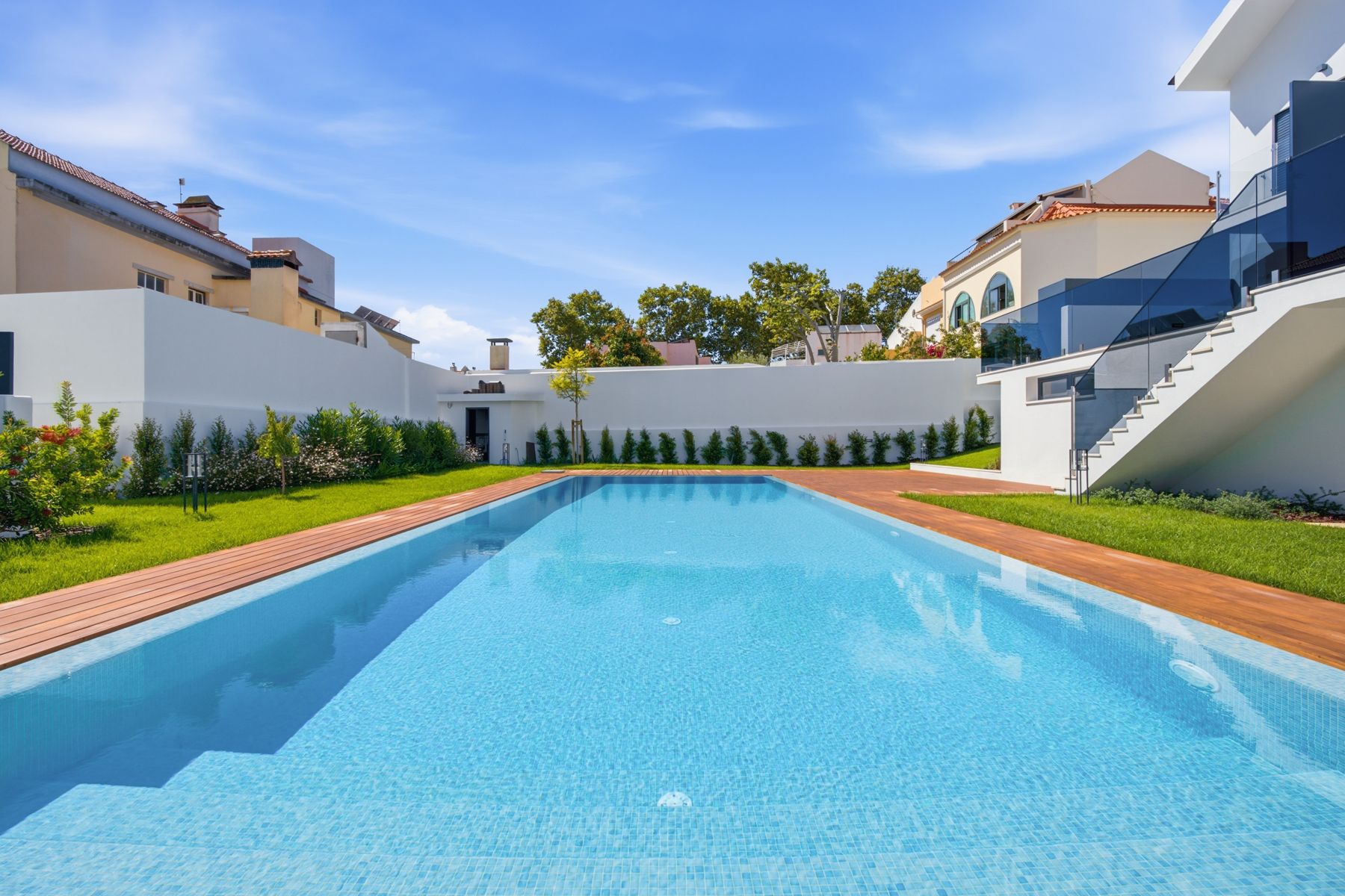 Piscina e jardim